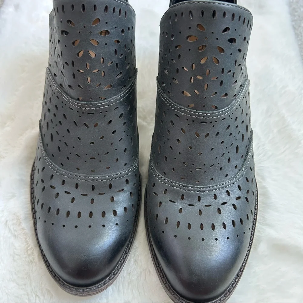 SOFFT‎ NWOT! Women’s Wyoming Leather Ankle Boot Laser Cut Outs Boho Western 8M